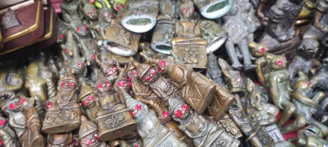 Gros plan sur des amulettes avec des yeux roses