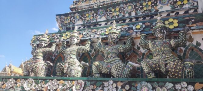 Personnages typiques soutenant le temple le plus connu de Bangkok