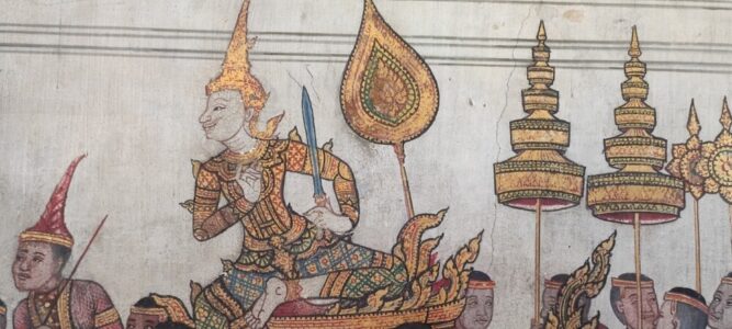 Fresque décorative dorée dans un temple de style Ayutthaya à Bangkok