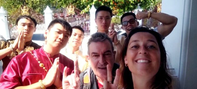 Selfie de groupe d'Inès, son père et des amis indonésiens souriant à Bangkok
