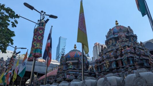 Vue d'un temple indien avec un stupa sous un ciel bleu à Bangkok