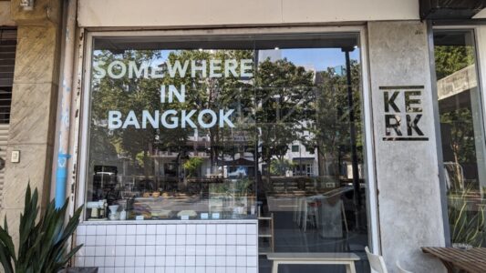 Vitrine du café "Somewhere in Bangkok" avec un design à damier