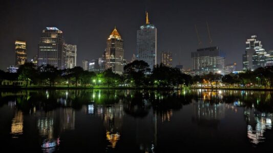 Vue nocturne de l'architecture urbaine de Bangkok illuminée