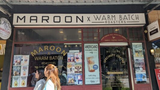 Devanture du café "Maroon Warm Batch Roasters" à Bangkok