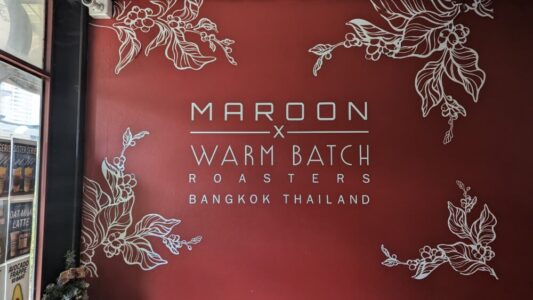 Devanture du café "Maroon Warm Batch Roasters" à Bangkok