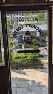 Porte d'un café mettant en avant le concept de café de spécialité à Bangkok