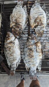 Poissons grillés avec du sel sur un stand de street food à Bangkok