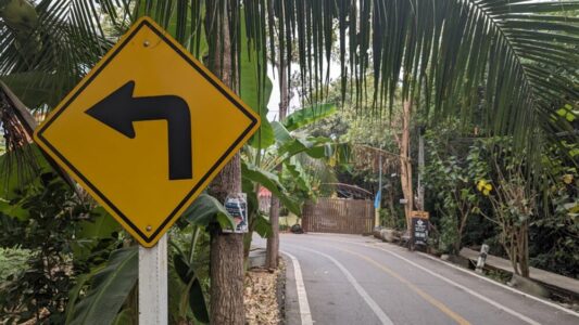 Flèche jaune de signalisation indiquant la direction dans le parc Bangkachao à Bangkok