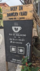 Affiche du café "Deep in Bangkachao" avec horaires d'ouverture