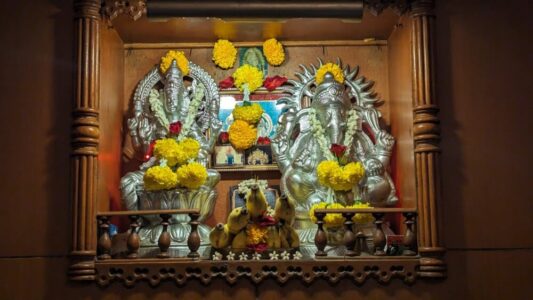 Deux statues d'éléphants argentés sur un autel dans un temple indien à Bangkok