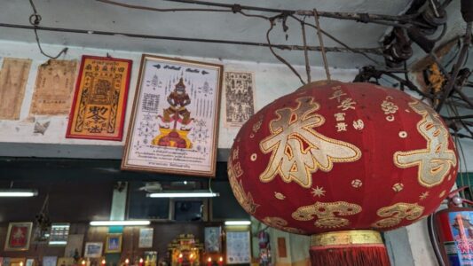 Illustration de lanternes en tissu à Chinatown, Bangkok, avec des cadres thaïlandais en arrière-plan