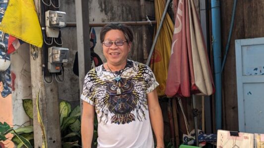 Portrait d'un homme thaïlandais souriant dans les rues de Bangkok