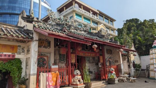 Illustration d'un temple chinois à Chinatown, Bangkok, avec des décorations traditionnelles