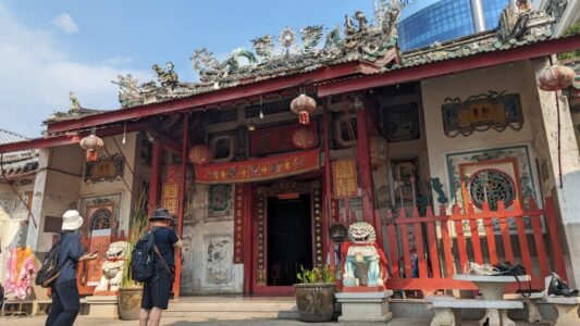 Illustration d'un temple chinois à Chinatown, Bangkok, avec des décorations traditionnelles