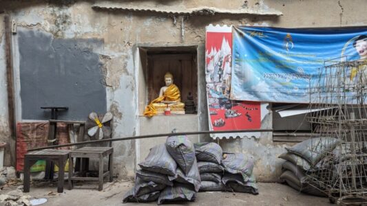 Illustration d'un temple en ciment à Bangkok avec un renfoncement affichant une statue de Bouddha à l'intérieur
