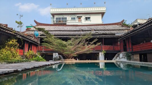 Illustration d'une piscine à Bangkok avec un temple thaïlandais en arrière-plan