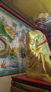 Un temple Illustration d'un temple thaïlandais à Bangkok avec une statue de Bouddha et un dragon en peinture, ornant les murs avec des motifs colorés