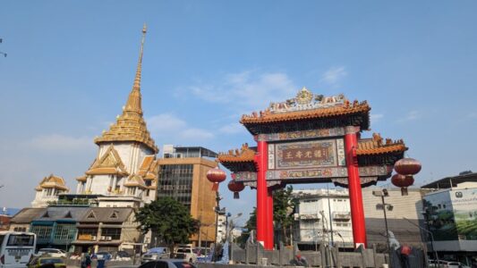 Illustration d'un temple thaïlandais à Bangkok avec un toit rouge et une pointe dorée, symbole de l'architecture traditionnelle