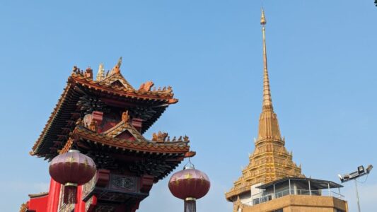 Illustration d'un temple thaïlandais à Bangkok avec un toit rouge et une pointe dorée, symbole de l'architecture traditionnelle