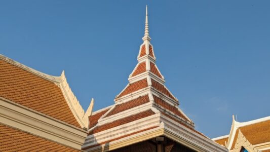 Illustration d'un temple thaïlandais à Bangkok avec un toit en pointe, emblématique de l'architecture traditionnelle