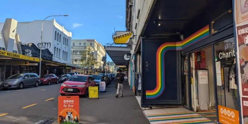 Rue du centre-ville de Wellington, Nouvelle-Zélande, avec Cuba Street, un arc-en-ciel et des vitrines colorées