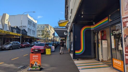 Rue du centre-ville de Wellington, Nouvelle-Zélande, avec Cuba Street, un arc-en-ciel et des vitrines colorées