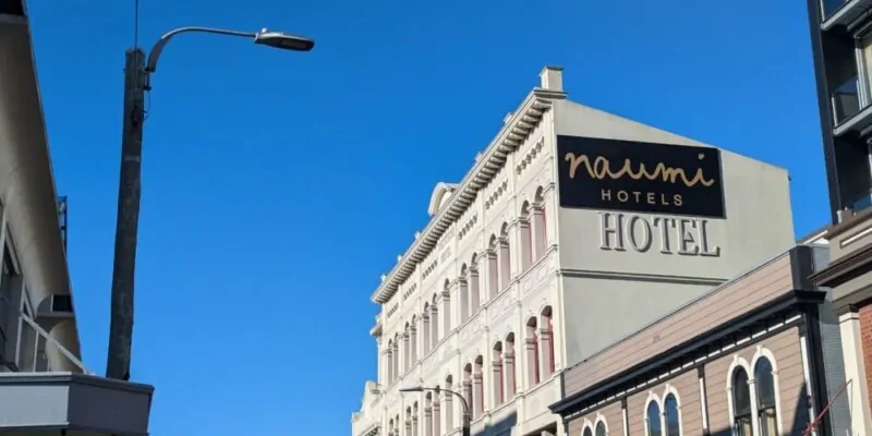 Vue de l'architecture du Naumi Hotel à Wellington, Nouvelle-Zélande, avec un ciel bleu clair dans le centre-ville