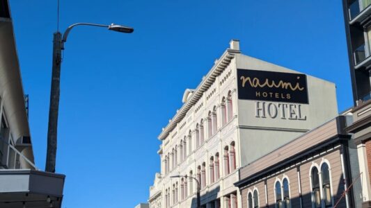 Vue de l'architecture du Naumi Hotel à Wellington, Nouvelle-Zélande, avec un ciel bleu clair dans le centre-ville