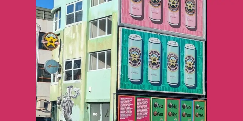 Œuvre de street art pop vibrante sur un mur à Wellington, avec des couleurs audacieuses et des motifs modernes. L'art urbanise l'architecture de la ville