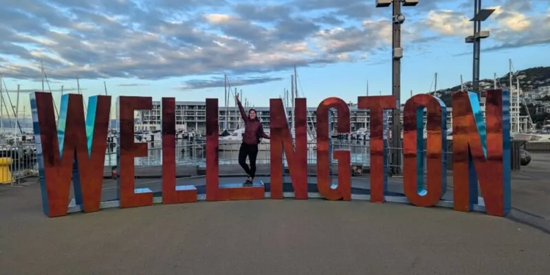Street art à Wellington avec le nom "Wellington" et le signe de la paix. Un message vibrant de sérénité et de solidarité