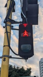 Feu de signalisation rouge pour piétons avec des motifs de haka à Wellington, Nouvelle-Zélande