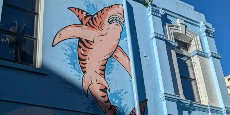 Street art représentant un requin sur un mur à Wellington, Nouvelle-Zélande
