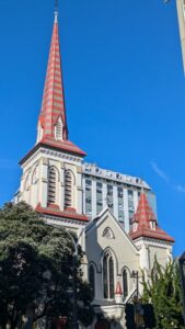 Église à Wellington, Nouvelle-Zélande, avec un ciel bleu en arrière-plan