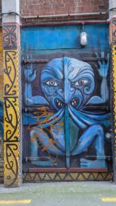 Street art maori bleu agressif sur un mur à Wellington, Nouvelle-Zélande