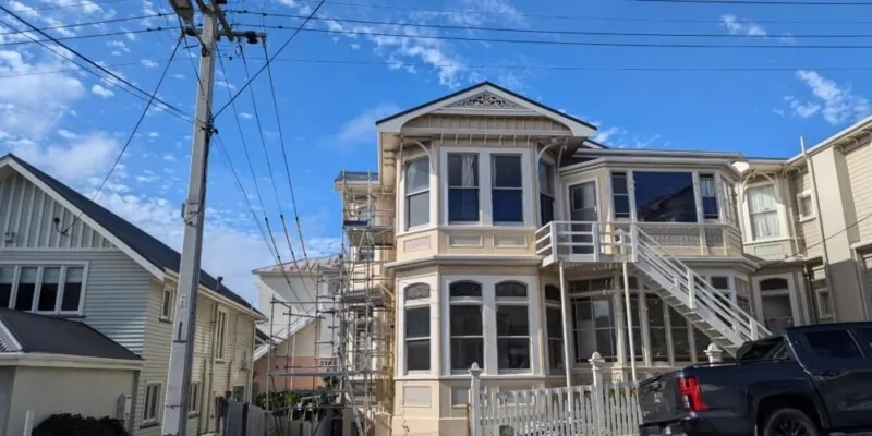 Maison victorienne à Wellington, Nouvelle-Zélande, avec un ciel bleu en arrière-plan