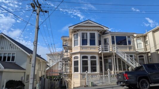 Maison victorienne à Wellington, Nouvelle-Zélande, avec un ciel bleu en arrière-plan