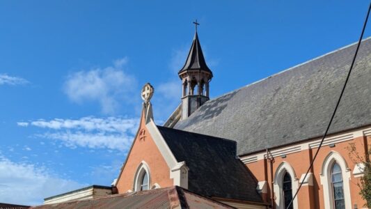 Église au Mont Victoria, Wellington, avec un ciel bleu éclatant en arrière-plan