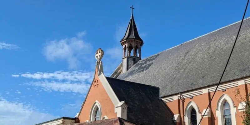 Église au Mont Victoria, Wellington, avec un ciel bleu éclatant en arrière-plan