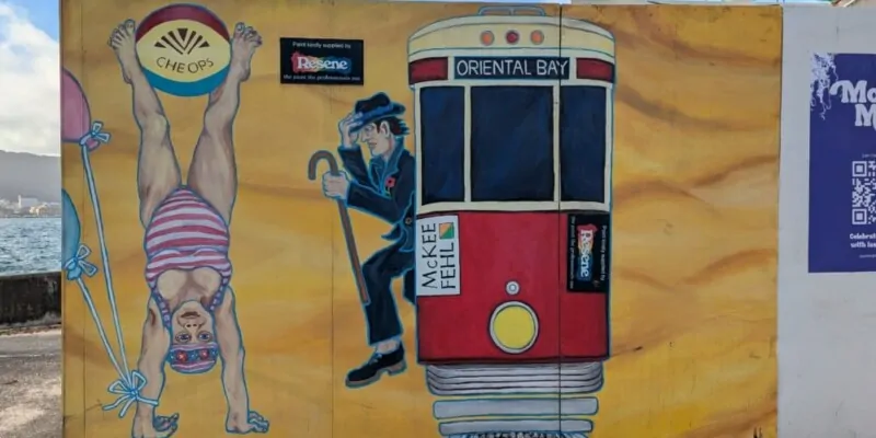 Street art à Oriental Bay, Wellington, avec un tramway rouge emblématique peint sur un mur