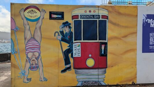 Street art à Oriental Bay, Wellington, avec un tramway rouge emblématique peint sur un mur