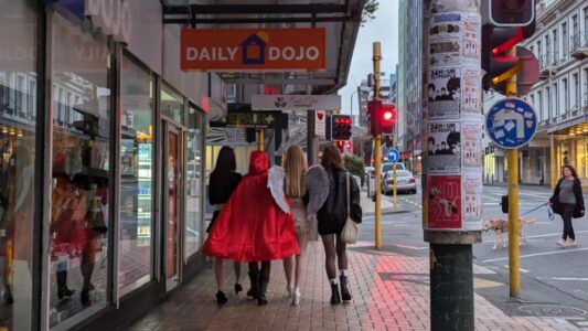 Quatre personnes de dos, déguisées en anges, célébrant Halloween à Wellington