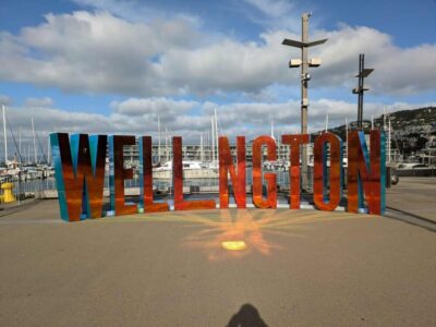 Interview Thomas à Wellington, Nouvelle-Zélande, avec les lettres rouges 'ART' en arrière-plan