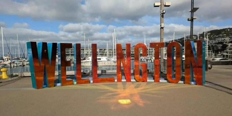 Interview Thomas à Wellington, Nouvelle-Zélande, avec les lettres rouges 'ART' en arrière-plan