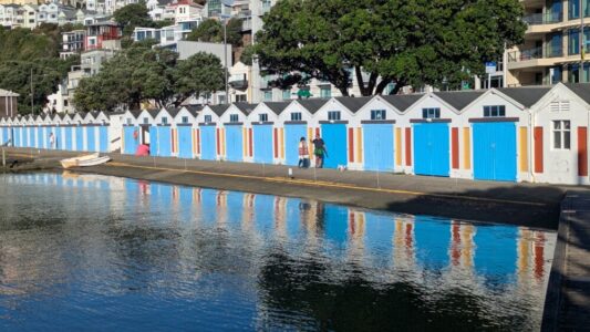 Maisons colorées de pêcheurs à Oriental Bay, Wellington. Vue côtière paisible