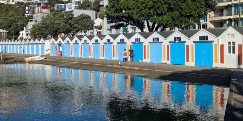 Maisons colorées de pêcheurs à Oriental Bay, Wellington. Vue côtière paisible