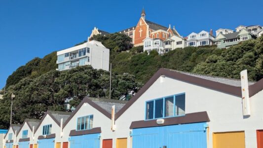 Maisons de pêcheurs colorées et église à Oriental Bay, Wellington. Mont Victoria en arrière-plan
