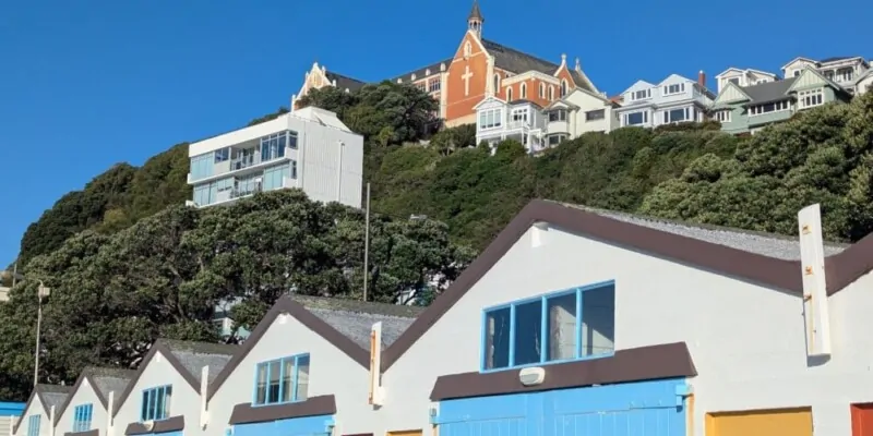 Maisons de pêcheurs colorées et église à Oriental Bay, Wellington. Mont Victoria en arrière-plan