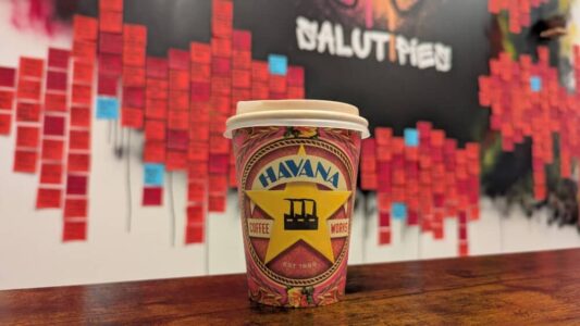 Devanture du Havana Café à Wellington. Enseigne « Salut Pies » visible en arrière-plan