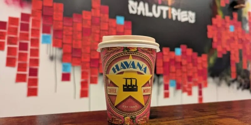 Devanture du Havana Café à Wellington. Enseigne « Salut Pies » visible en arrière-plan