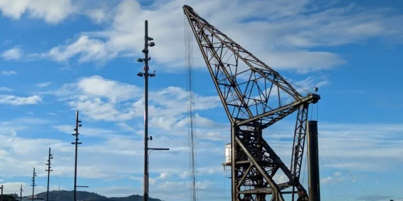 Zone portuaire de Wellington avec ciel bleu et nuages en arrière-plan. Vue dégagée sur les docks